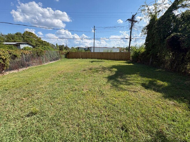 Building Photo - 3023 Oak Forest Ln