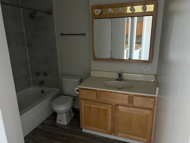 Building Photo - 6700 S South Shore Dr