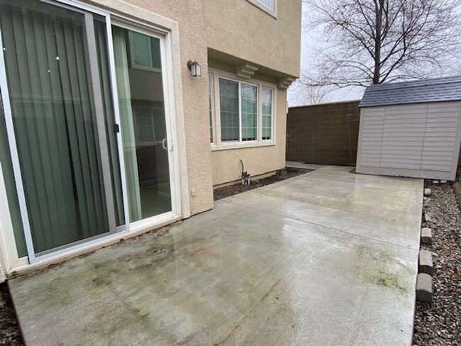 Building Photo - Condo with access to clubhouse and interne...