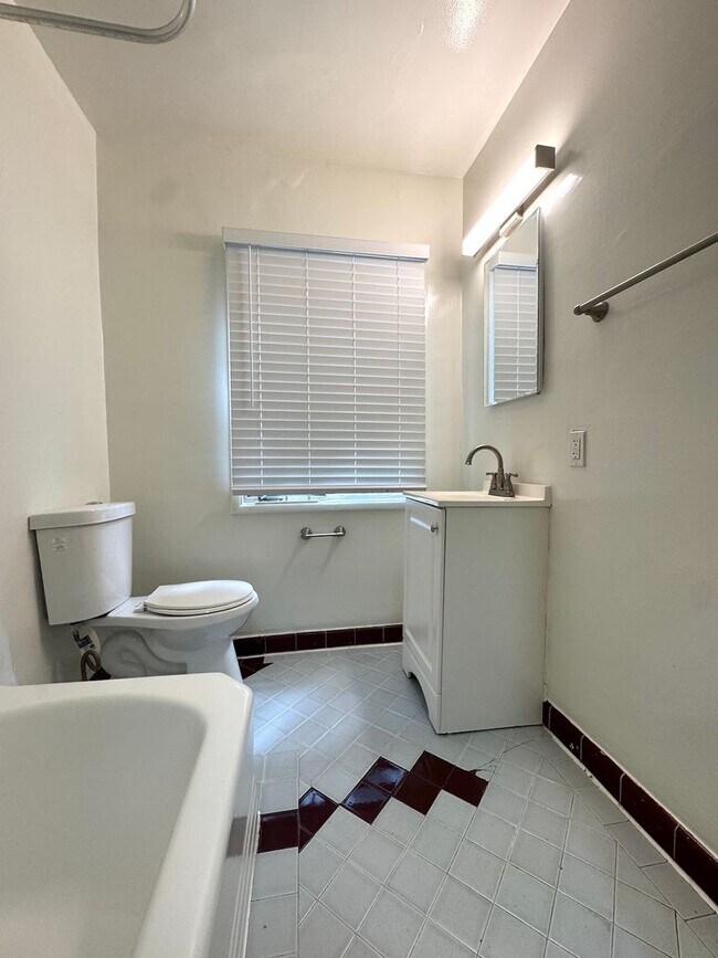 Building Photo - 1 Bed 1 Bath in Hollywood Heights with Private Garage included
