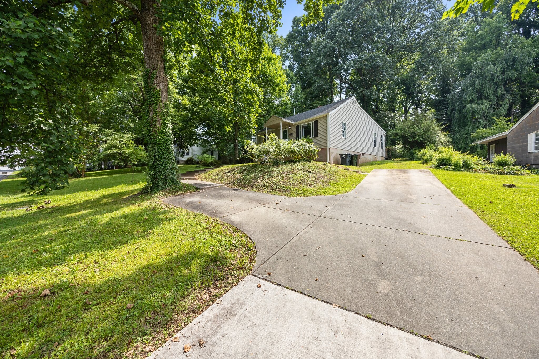 Building Photo - 1002 Amesbury Rd