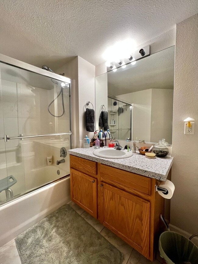 Building Photo - 2 Bed Charmer with Mountain Backdrop