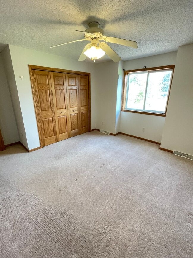 Building Photo - AVAILABLE NOW - 4 Bed, 3.5 Bath Home in He...