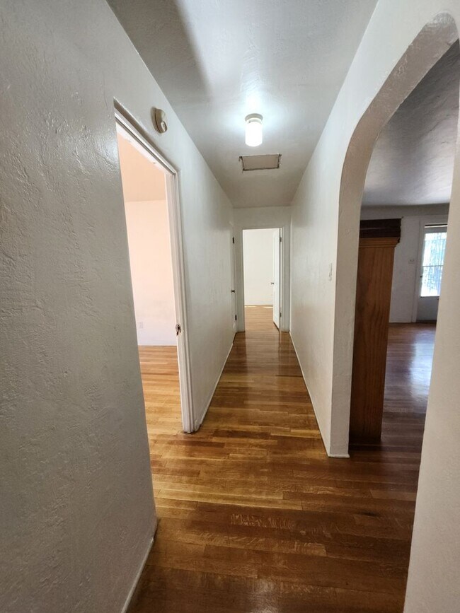 Building Photo - 3 Bedroom 2 Bathroom