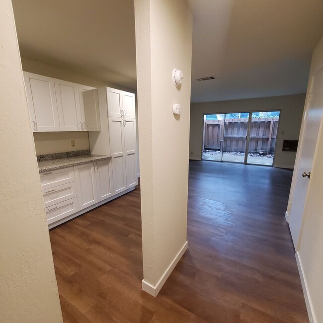 Building Photo - Remodeled 2bd/1ba 2 Story Condo Near Heart...