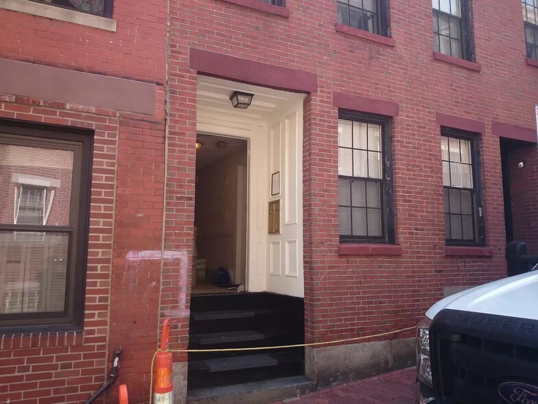 Building Photo - 65 Joy St