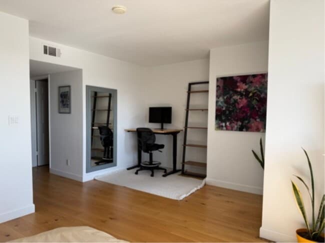 Building Photo - Furnished Multi-Level Townhome in South Redondo Beach – Available for 6–12 Months