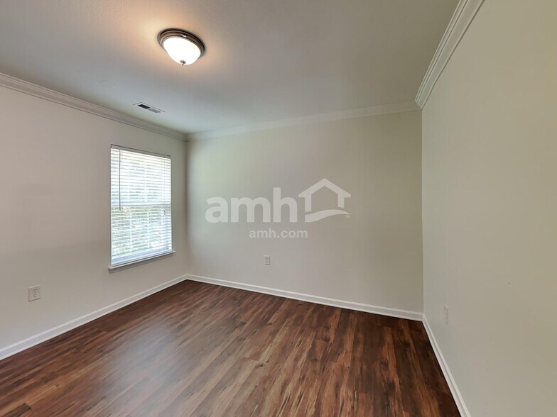 Building Photo - 193 Mott Rd