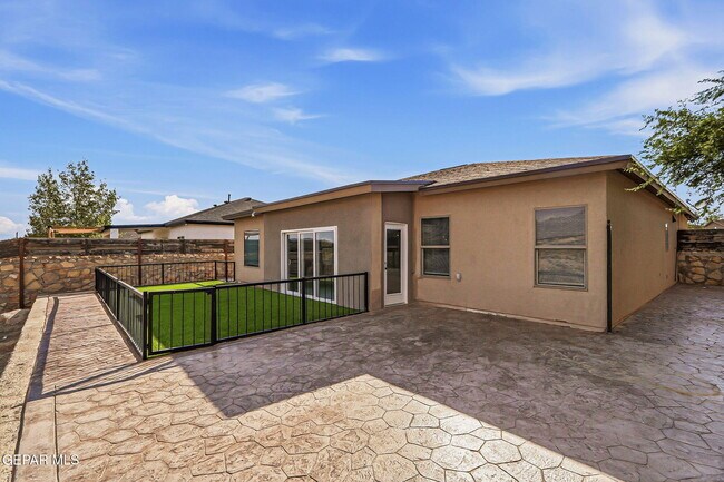 Building Photo - 641 Bariloche Dr