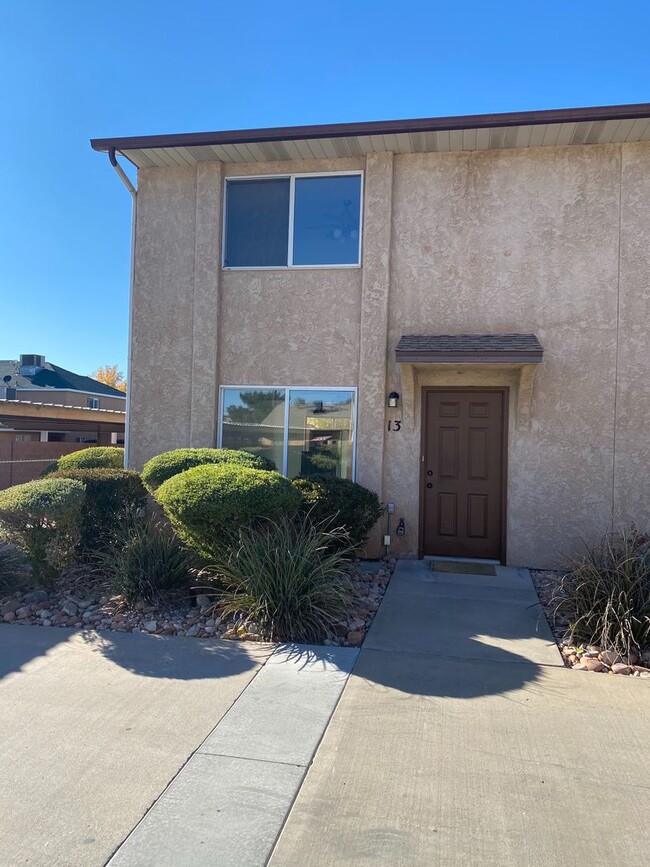 Building Photo - Dixie Sun Townhome