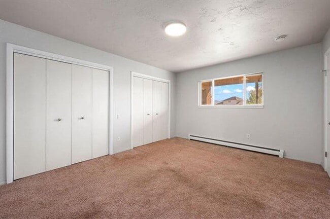 Building Photo - 3 Bed 2.5 Bath Home Available!