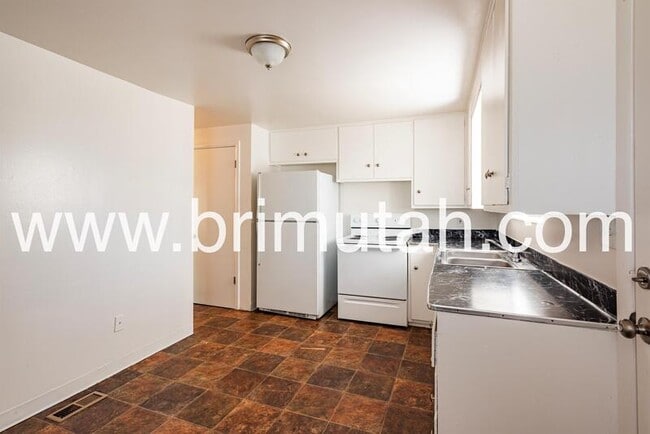 Building Photo - 410 Welby Ave S