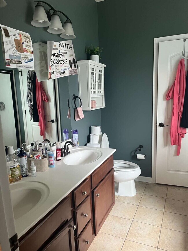 Building Photo - "Spacious 4-Bedroom Retreat with 2.5 Baths...