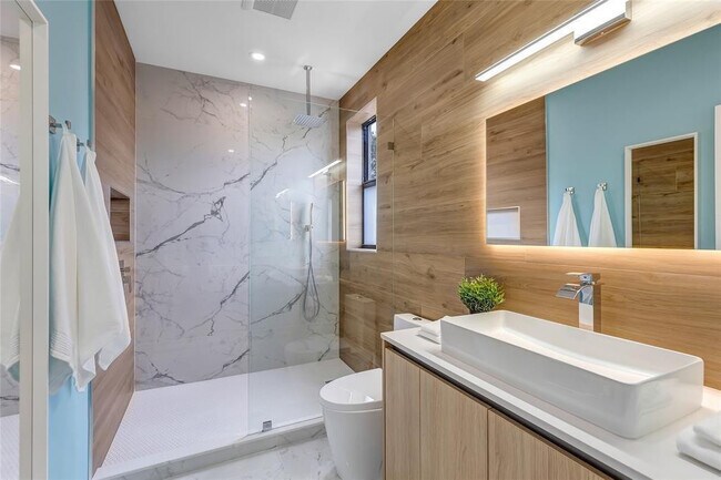 Building Photo - 811 SW 10th Terrace