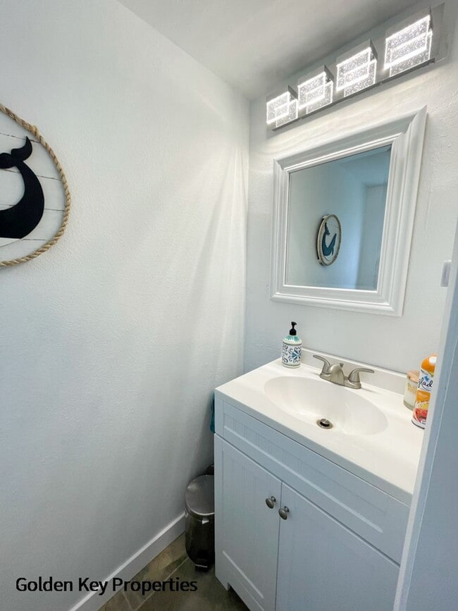 Building Photo - Remodeled townhome located in the Cape at ...
