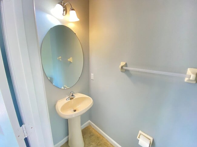 Building Photo - 5 bed / 2.5 bath Lake Nona Townhome!