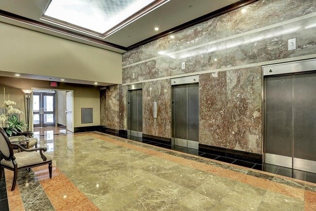 Building Photo - 914 N Main St