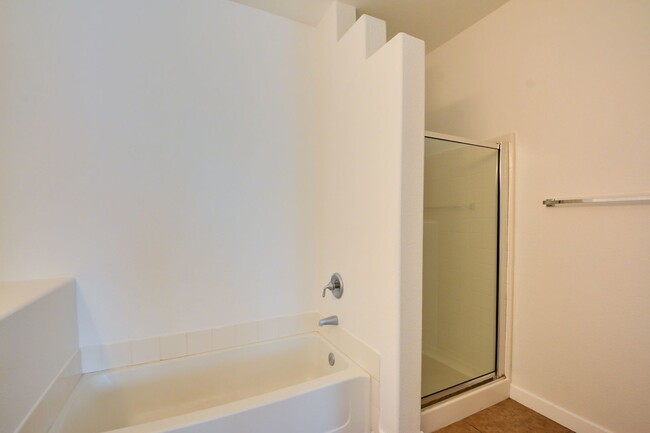 Building Photo - CLEAN, move in ready~GATED and super COMMU...