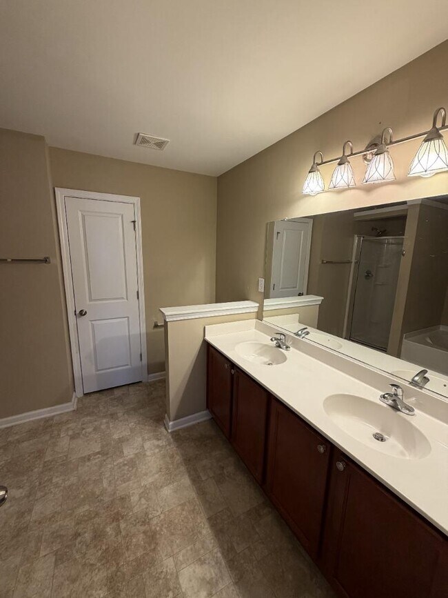 Building Photo - 827 Bibury Ct