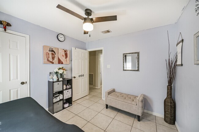 Building Photo - 15519 Montesa Dr