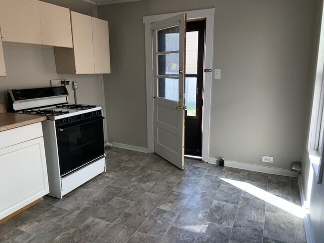 Building Photo - 176-176 E High St