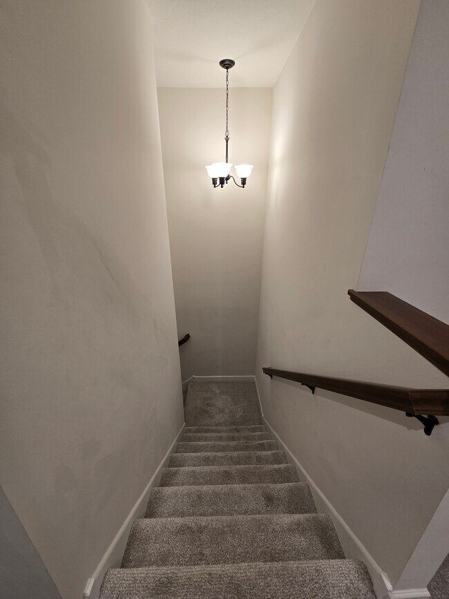 Building Photo - 851 Roselyn Dr