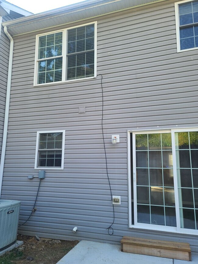 Building Photo - 3 Bedroom Townhouse for Rent in Waynesboro!