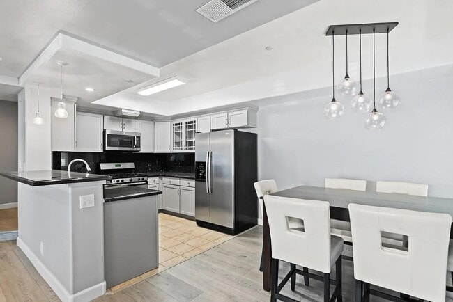 Building Photo - 108 Balbach St