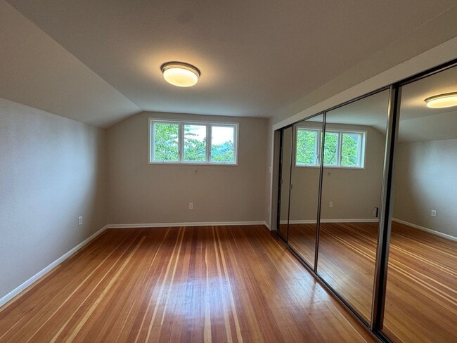Building Photo - Warm & cozy 5 bed 2.5 bath home in the hea...