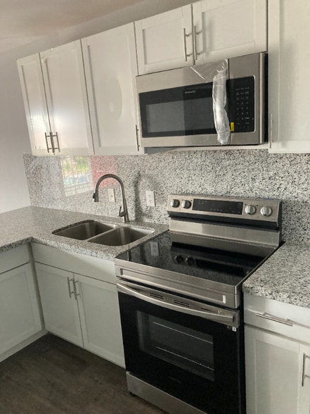 Building Photo - 2109 Kerria Ave