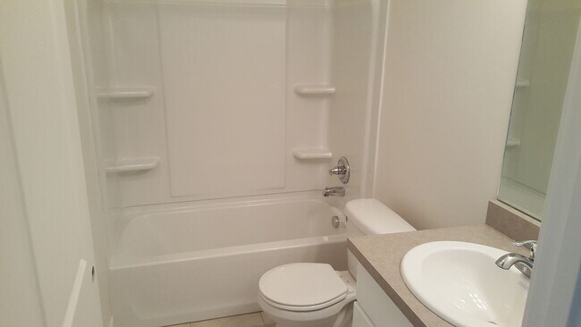 Building Photo - Spacious 3-Bedroom, 2.5-Bath Home in Cente...