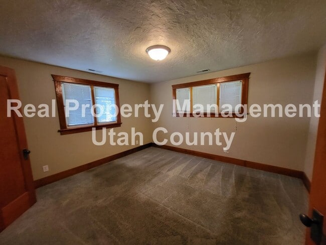 Building Photo - 159 N 400 E