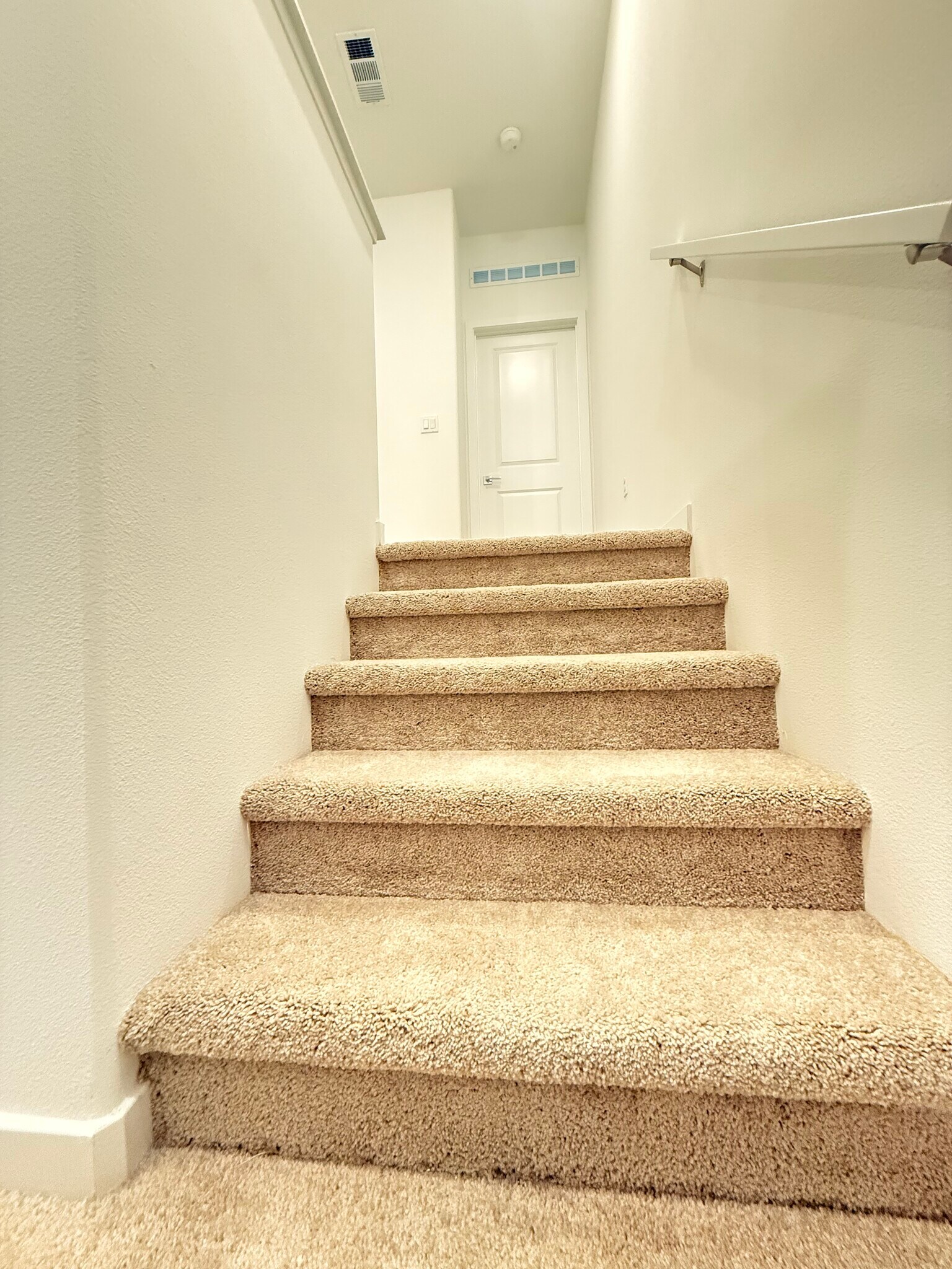 Building Photo - 2583 Cloudview Privado