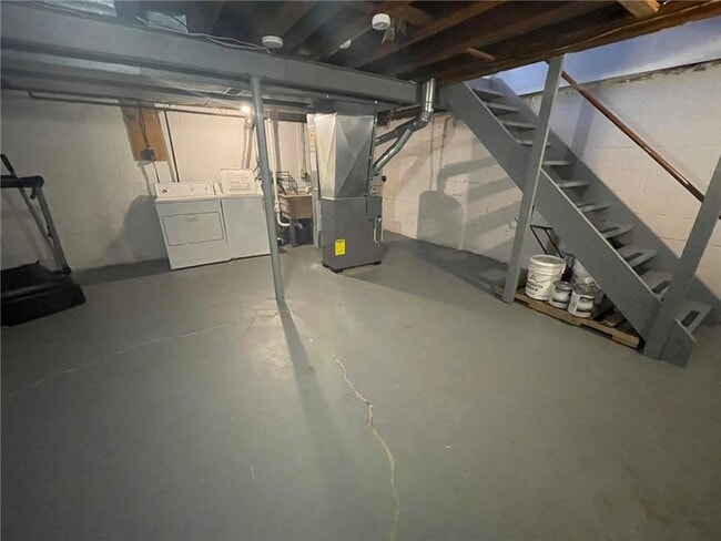 Building Photo - 214 E Spruce St