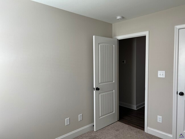 Building Photo - 202 Red Tail Cir