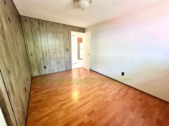 Building Photo - Gorgeous 4 Bedroom 2 Bath with Fully Fence...