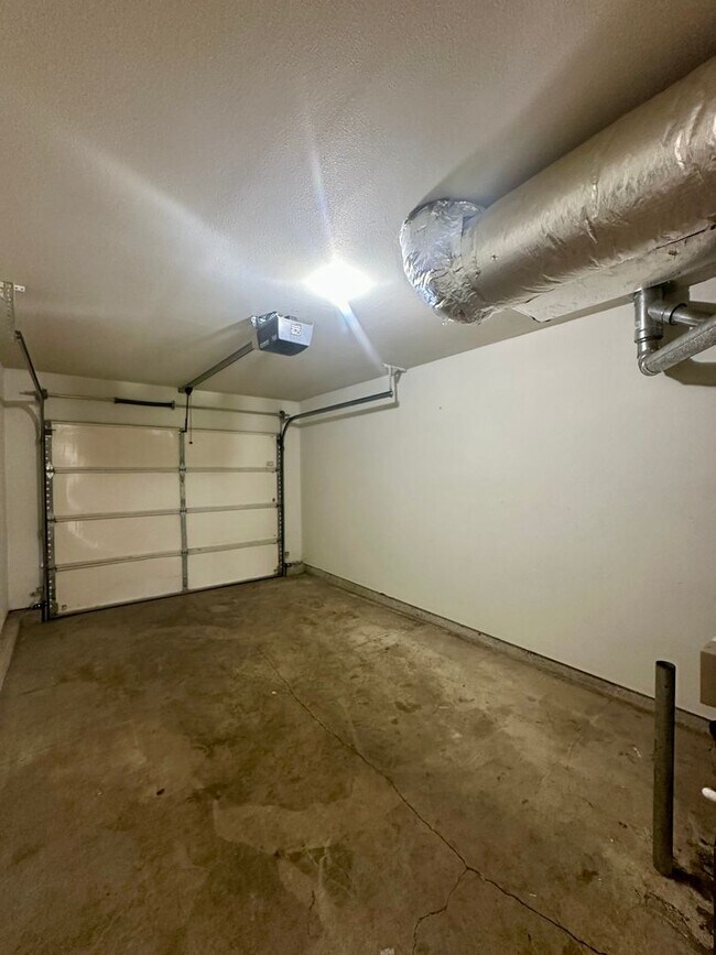 Building Photo - Large Three Bedroom Duplex in Keizer
