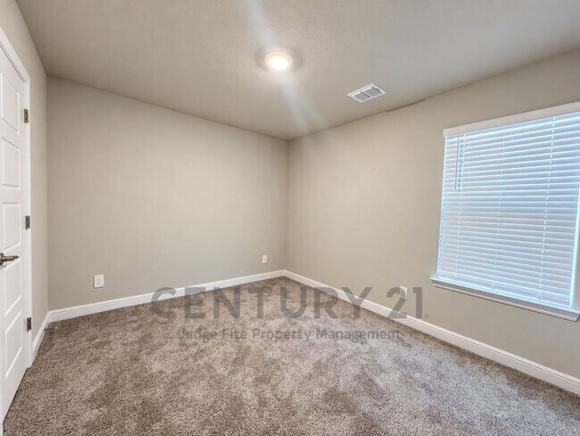 Building Photo - 606 Capstone Cir