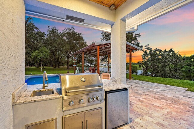 Building Photo - 12955 SW Kanner Hwy