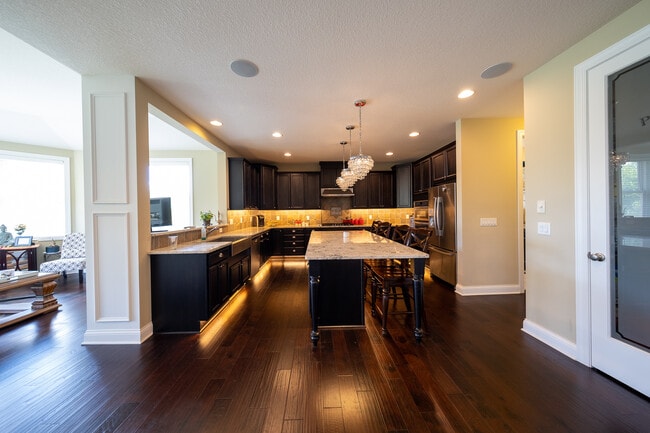 Building Photo - 727 Aster Rd