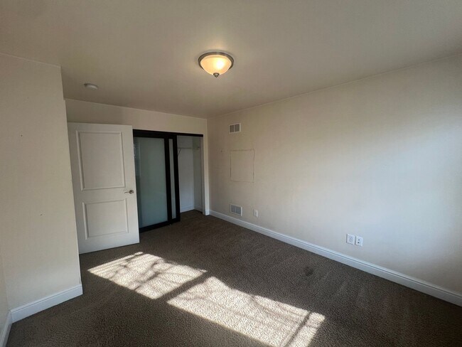 Building Photo - Beautiful 3 Bedroom/ 2.5 Bath with Integra...