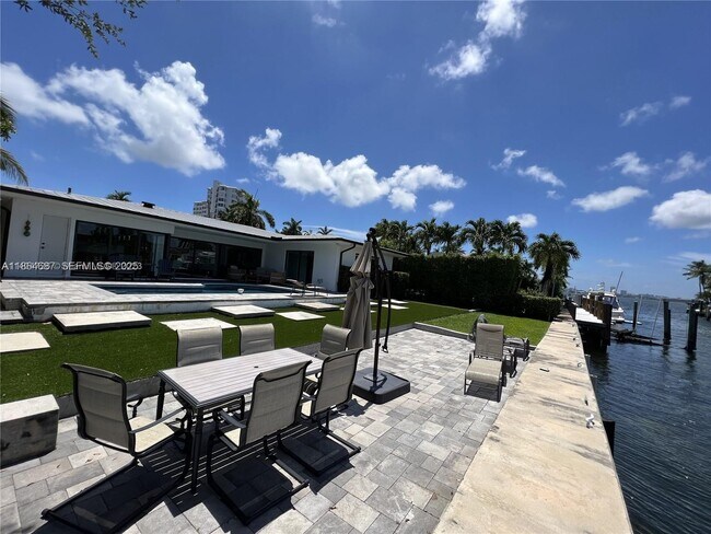 Building Photo - 2062 NE 121st Rd