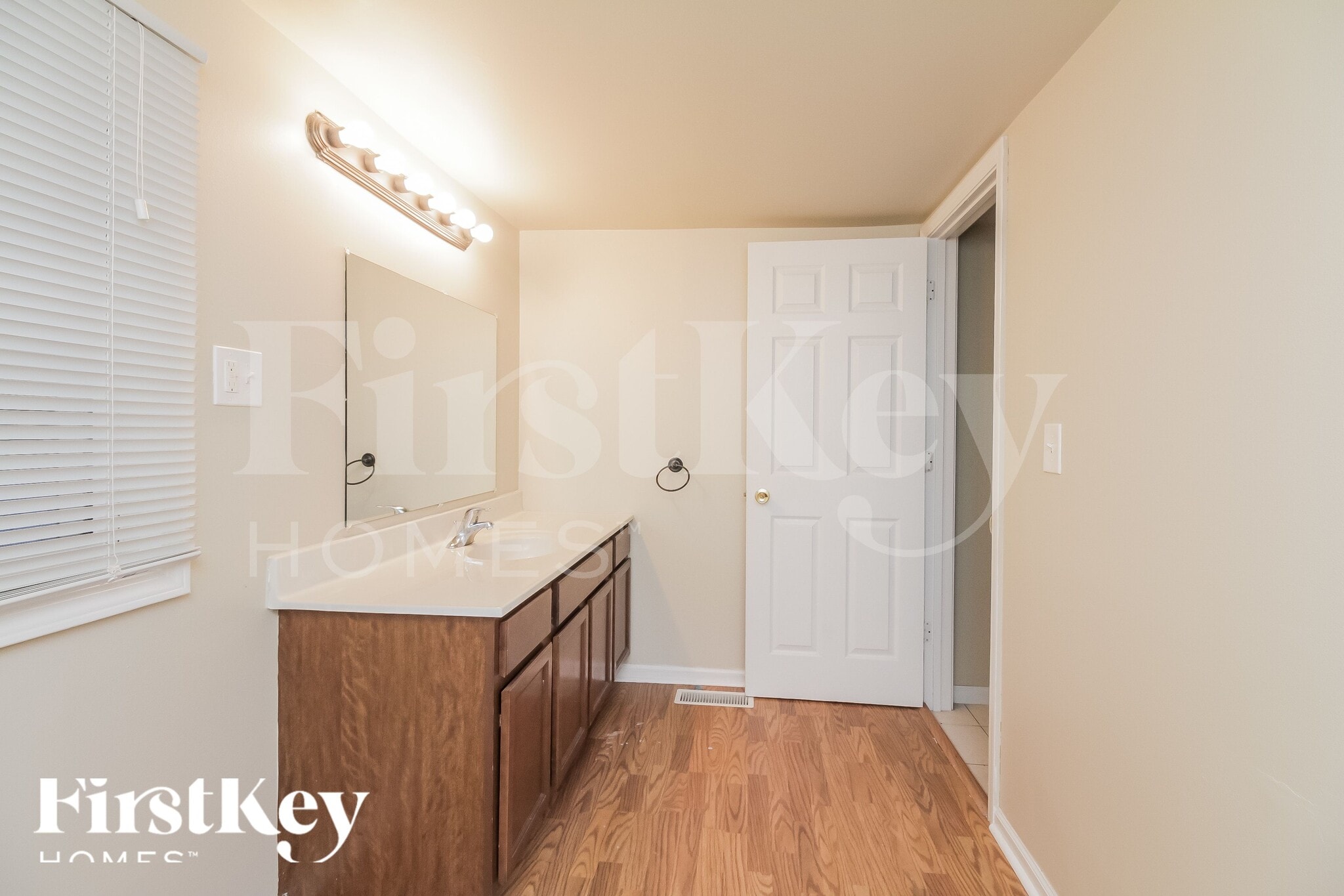 Building Photo - 1369 Hinman St