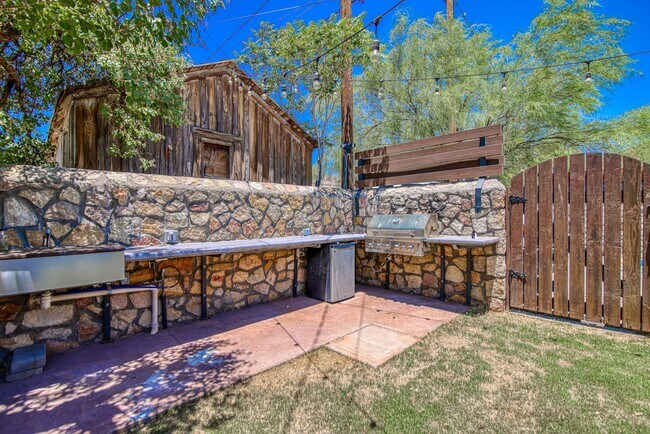 Building Photo - Manhattan Heights Historic District Gorgeous Backyard with Pool and Large House