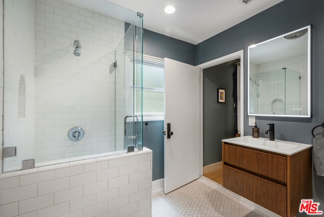 Building Photo - 5749 Valley Oak Dr