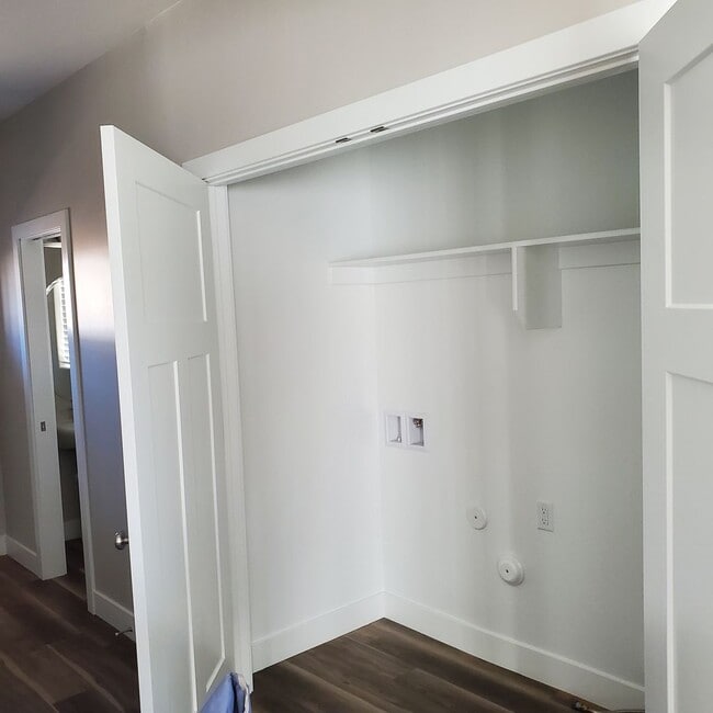 Building Photo - Welcoming 2 Bed, 2.5 Bath Townhouse