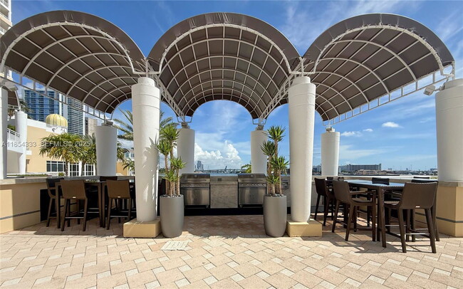 Building Photo - 848 Brickell Key Dr