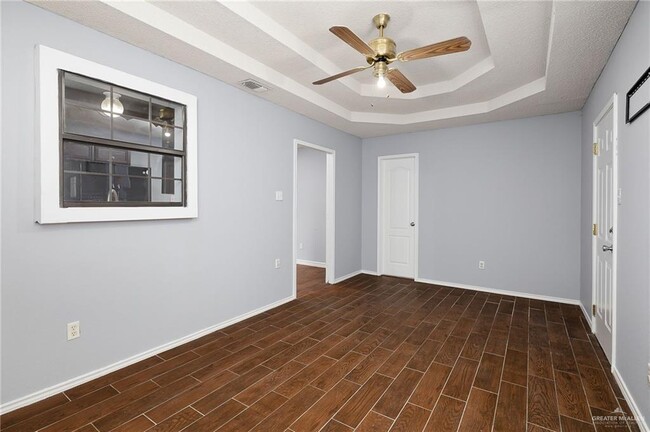 Building Photo - 1005 N Sabinas St
