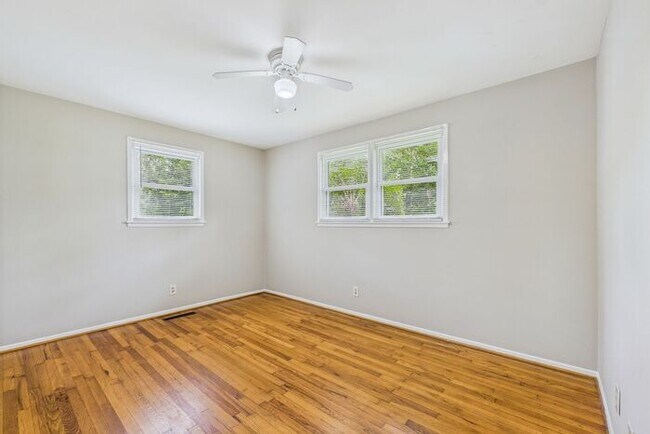 Building Photo - NW Brick Home in the Desirable Guilford Hi...