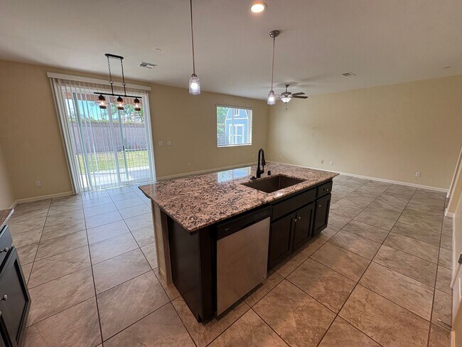 Building Photo - SE Visalia home Available Now!